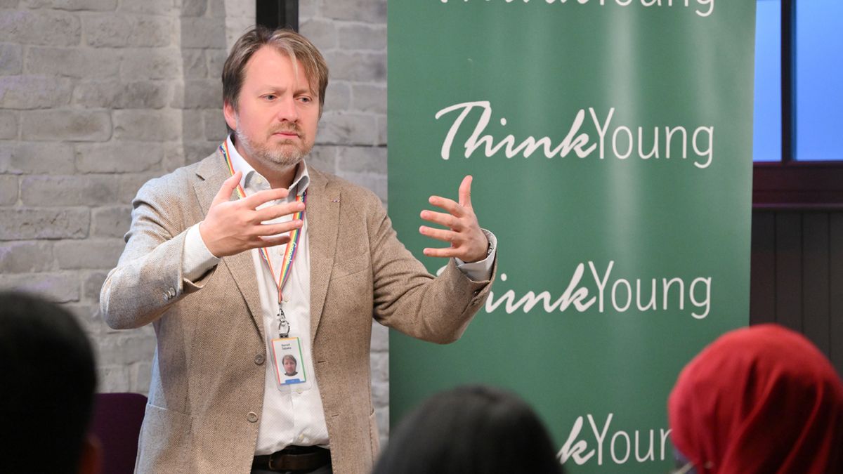 Intervenant sur scène lors de l'événement ThinkYoung et Google