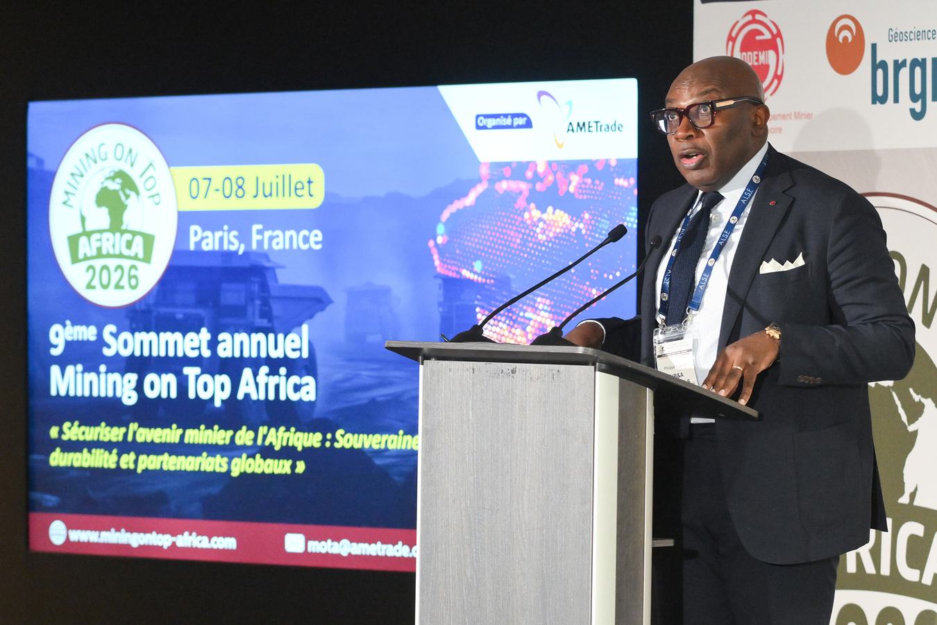 Allocution au pupitre lors d'un sommet international à Paris