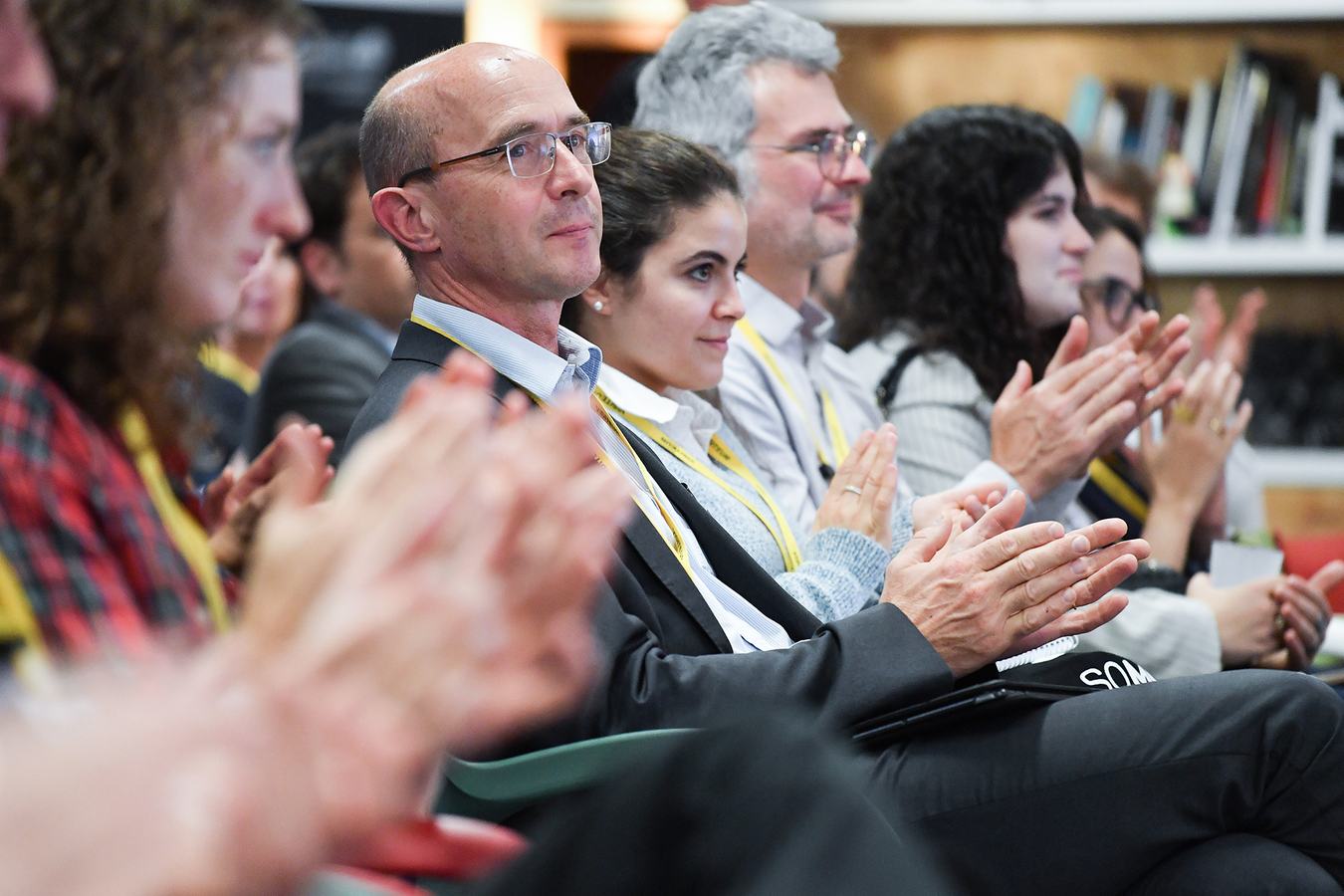 Le public applaudit à la clôture d'une rencontre d'entreprise