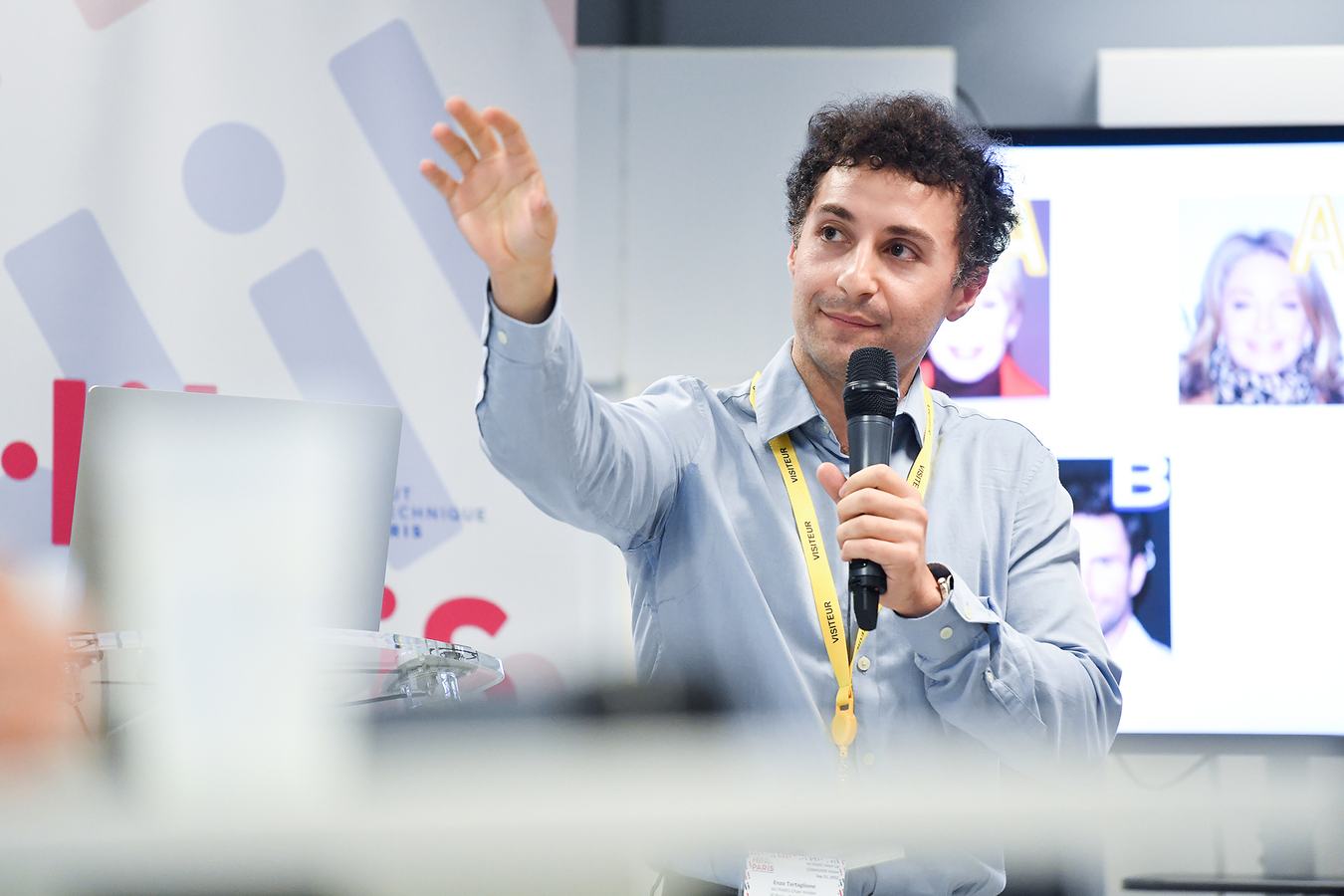 Intervenant au micro devant l'écran d'un atelier