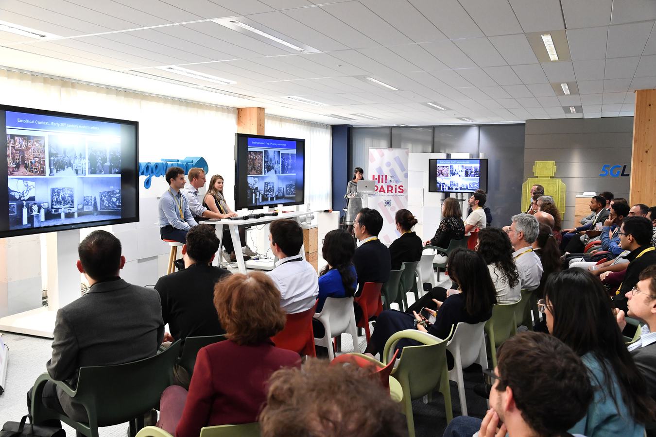 Table ronde face au public assis dans la salle