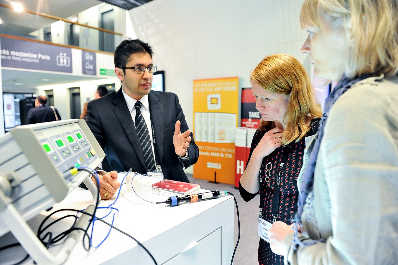 Démonstration d'un équipement à des visiteurs sur un stand