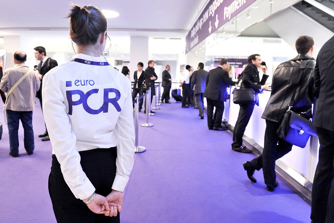 Hôtesse d'accueil à l'entrée d'un congrès professionnel